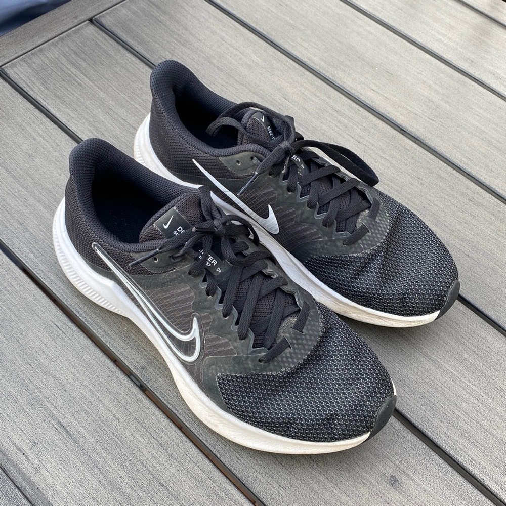 Nike - women’s black basic shoe
